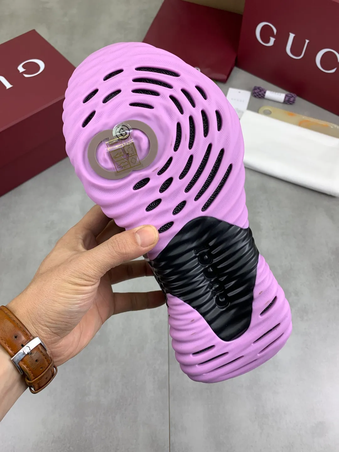 Men's shoes 💰P800 New model 💰Latest model💎💎💎GUCCI Italian Gucci dad shoes Top version 🔜Original quality🔜Purchasing level After many years of accumulation of dad shoes, it took more than 3 months of research and development to disassemble the original version, and finally it is available! The goods are worth looking forward to! 👫 style for couples 🔜Versatile in all seasons🔜 Fashion🔜 Personality 🔜Distinctive Outsole: The latest original developed TPU Upper: Imported original material🐮 Lining: Original A-grade mixed sheepskin🐮 Foot pads: Original A-grade imported cowhide 💯Counter genuine full set of packaging Midsole Latex pad with LOGO, Lasting, oil edge, air pressure coding process, support NFC anti-counterfeiting chip detection! Size: women’s code 35-40, men’s code 39-44 (women’s 34 41, men’s 38 45 46 customized)